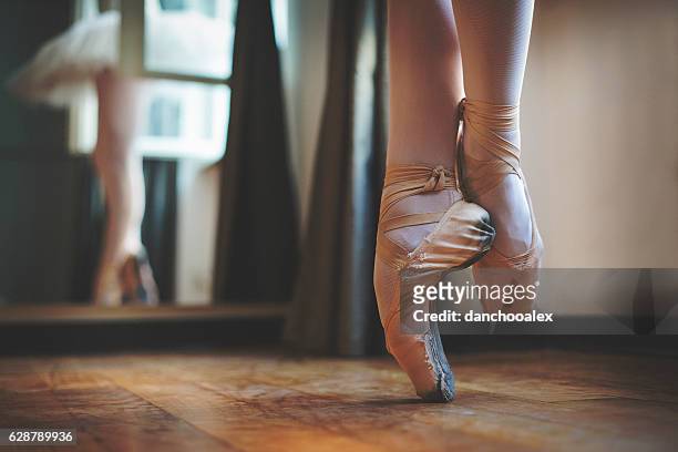 primer plano de los pies de la balerina - pies bailando fotografías e imágenes de stock