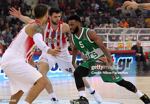 Keith Langford, #5 of Unics Kazan competes with Kostas Papanikolau,#16 of Olympiacos Piraeus during the 2016/2017 Turkish Airlines EuroLeague Regular...