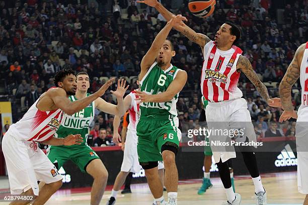 Paul Stoll, #6 of Unics Kazan competes with Erick Green, #1 of Olympiacos Piraeus during the 2016/2017 Turkish Airlines EuroLeague Regular Season...