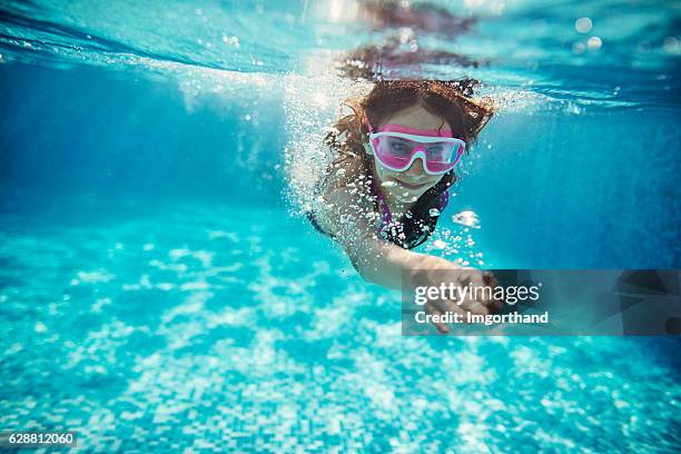 teenage mädchen schwimmen crawl - freistil stock-fotos und bilder