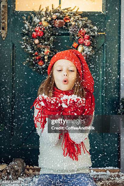 雪の中で遊ぶ少女 - children christmas ストックフォトと画像