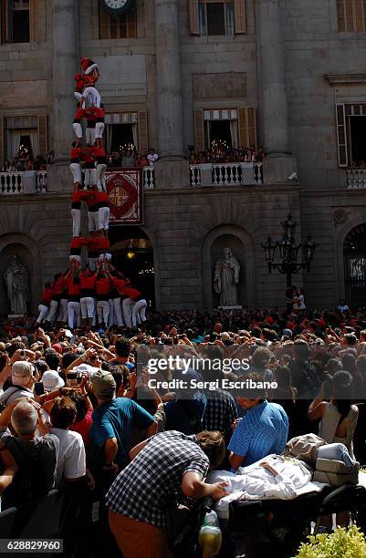 traditional human towers (castellers) - human pyramid fotografías e imágenes de stock