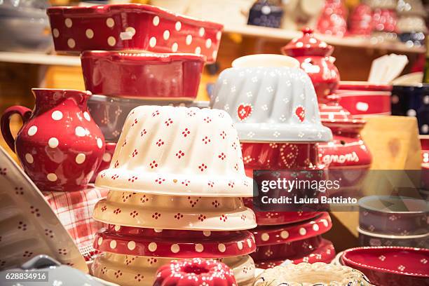 christmas shopping - gugelhupf (kugelhopf) traditional pans for sale in an alsatian christmas market stall - tulbandcake stockfoto's en -beelden