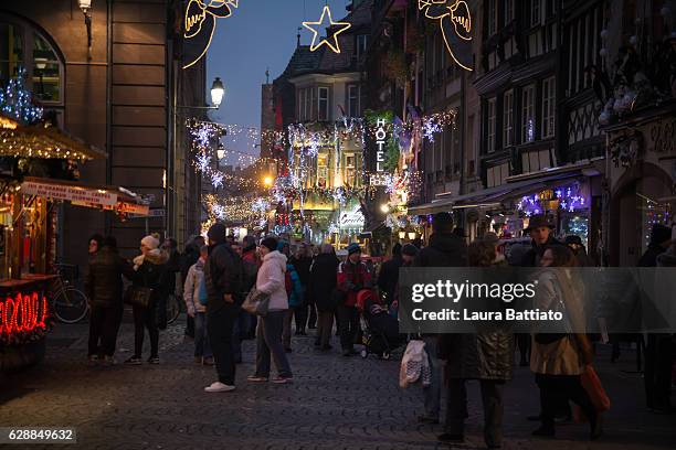 christmas shopping - people walking in strasbourg christmas fairy ambience, alsace, france - strasbourg winter stock pictures, royalty-free photos & images