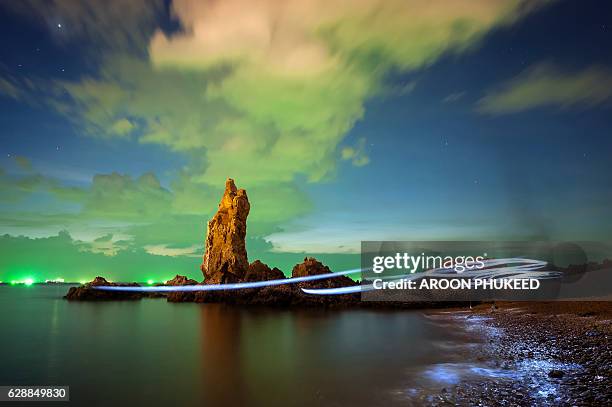 light painting along the seascape - lightening bolt backgrounds stockfoto's en -beelden