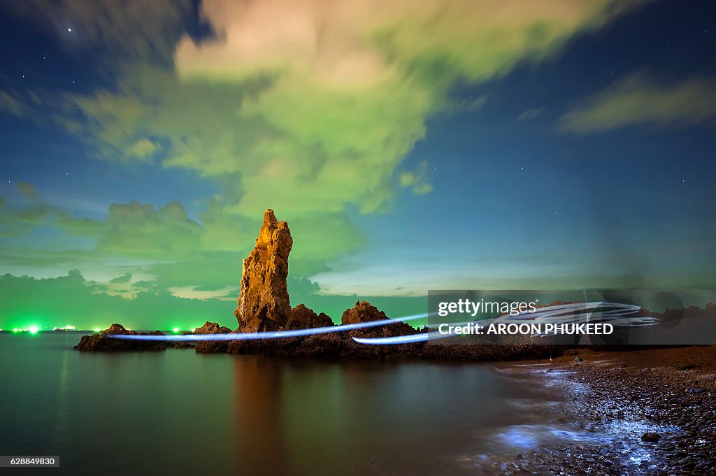 Light painting along the seascape