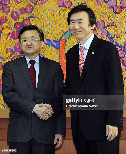 South Korea - South Korean Foreign Minister Yun Byung Se and Chinese Vice Foreign Minister Liu Zhenmin pose ahead of talks at the South Korean...