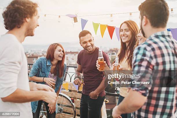 bebiendo cerveza y divirtiéndose - sidra fotografías e imágenes de stock