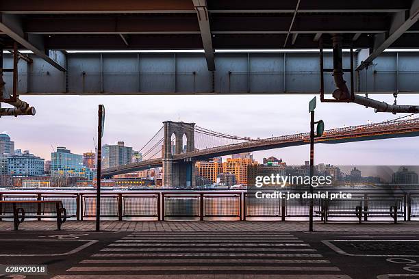 brooklyn bridge, east river, nyc, america - east river stock-fotos und bilder