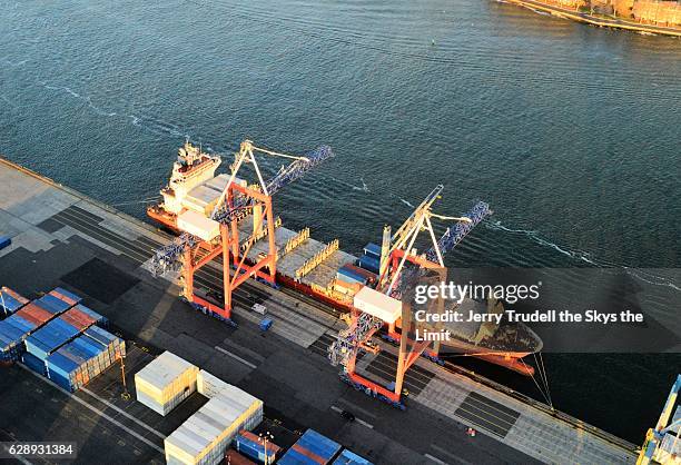 container shipping in new york hatbor - ferry terminal stock pictures, royalty-free photos & images