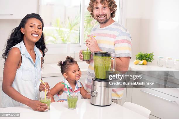 familia disfrutando de una bebida fresca. - mint plant family fotografías e imágenes de stock