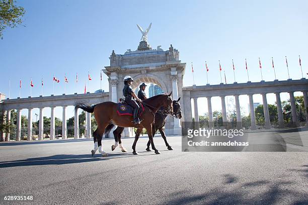 toronto police mounted unit at prince's gates - toronto police stock pictures, royalty-free photos & images