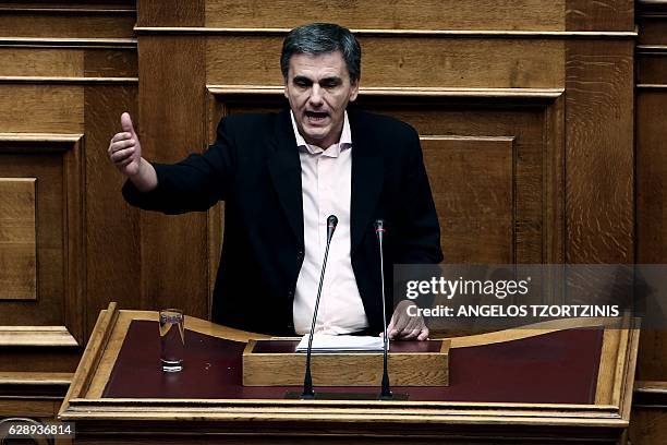 Greek finance minister Euclid Tsakalotos delivers a speech during a parliamentary session in Athens on December 10, 2016. / AFP / Angelos Tzortzinis