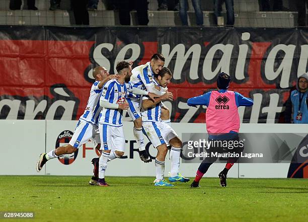 Hugo Campagnaro of Pescara celebrates after scoring his teams' equalizing goal during the Serie A match between FC Crotone and Pescara Calcio at...