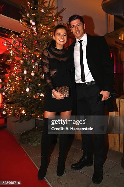 Robert Lewandowski of FC Bayern Muenchen poses with his wife Anna Stachurska as they arrive for the club's Christmas party at H'ugo's bar on December...