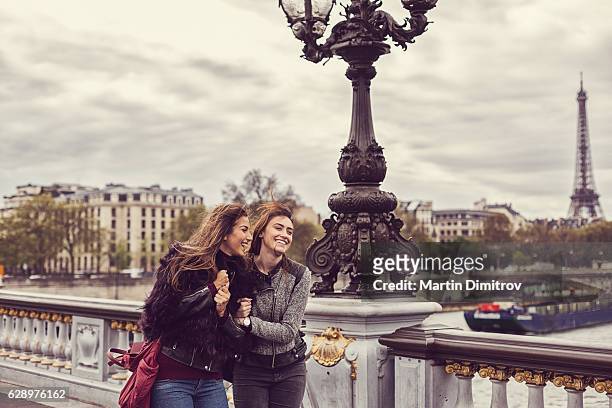 friends in paris - sassy paris stock pictures, royalty-free photos & images