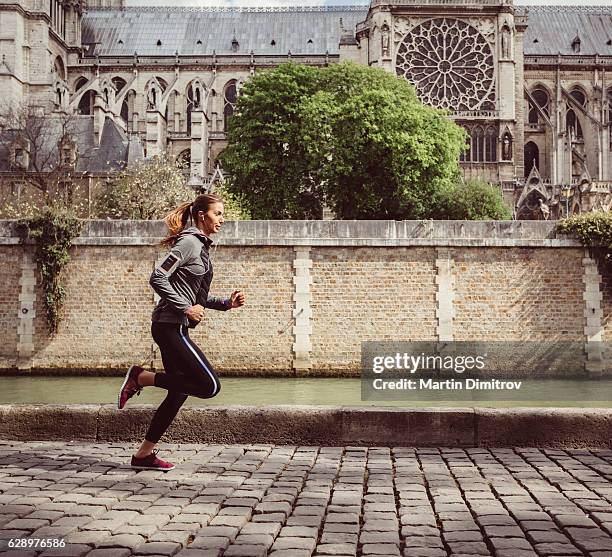 sportliche frau joggen in paris - running paris stock-fotos und bilder