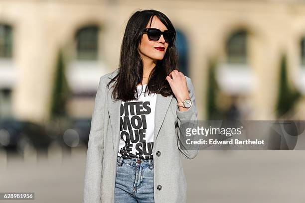 Sarah Benziane, fashion and life style blogger @lescolonnesdesarah, is wearing a French Do It Water white t-shirt with the inscription "dites moi que...