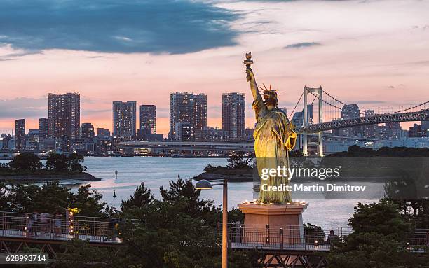 tokyo at sunset - replica statue of liberty odaiba stock pictures, royalty-free photos & images
