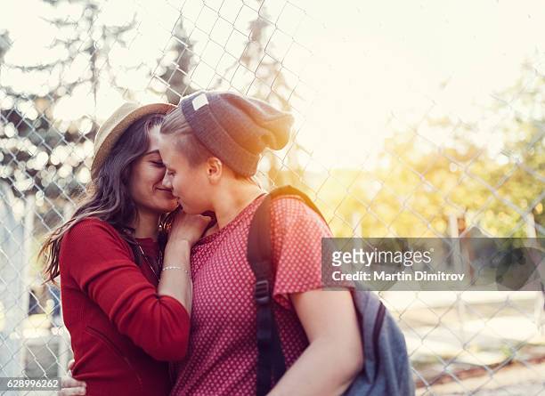 no amor casal de lésbicas - amor à primeira vista imagens e fotografias de stock
