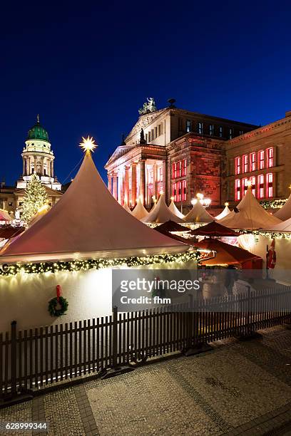 christmas market at the gendarmenmarkt at blue hour (berlin, germany) - neue kirche - fotografias e filmes do acervo