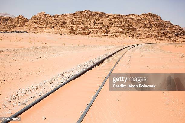 train tracks leading through the desert - tracks 2013 film foto e immagini stock