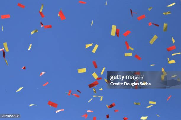 parade confetti against a blue sky - draft after party stock-fotos und bilder