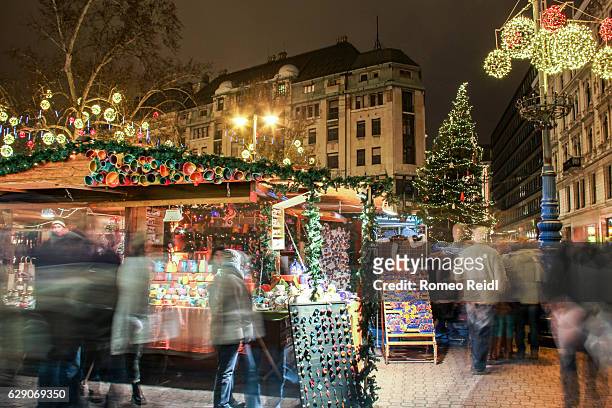 busy christmas market at the vorosmarty square in budapest, hungary - budapest stock-fotos und bilder