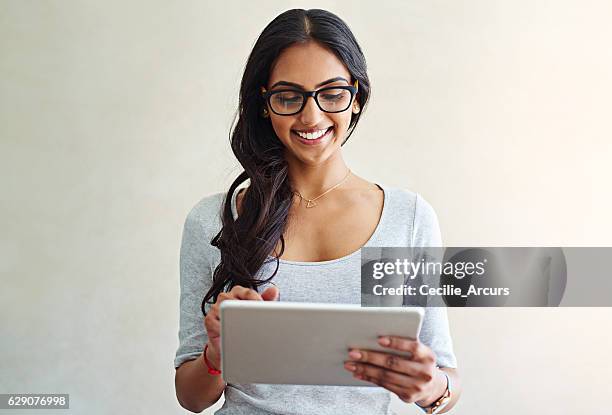 she’s got everything she could need online - holding ipad stock pictures, royalty-free photos & images