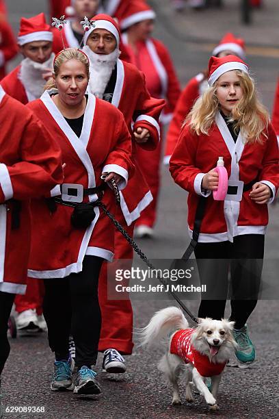 Over seven thousands of members of the public dressed as Santas make their way up St Vincent Street on December 11, 2016 in Glasgow, Scotland. The...