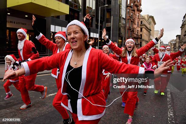 Over seven thousands of members of the public dressed as Santas make their way up St Vincent Street on December 11, 2016 in Glasgow, Scotland. The...