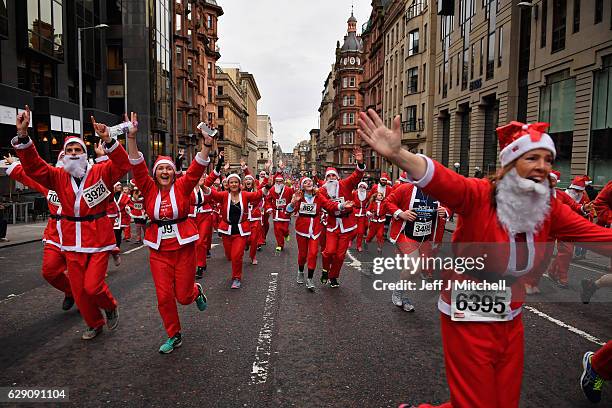 Over seven thousands of members of the public dressed as Santas make their way up St Vincent Street on December 11, 2016 in Glasgow, Scotland. The...