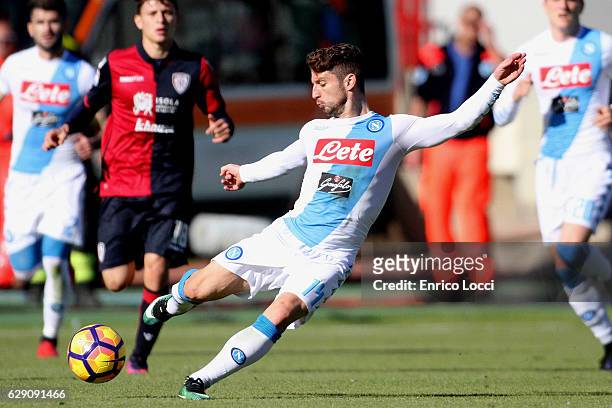 Drie Mertens of Napoli in action during the Serie A match between Cagliari Calcio and SSC Napoli at Stadio Sant'Elia on December 11, 2016 in...