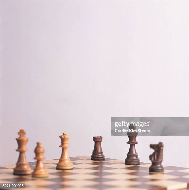 chess pieces - chess board without photos et images de collection