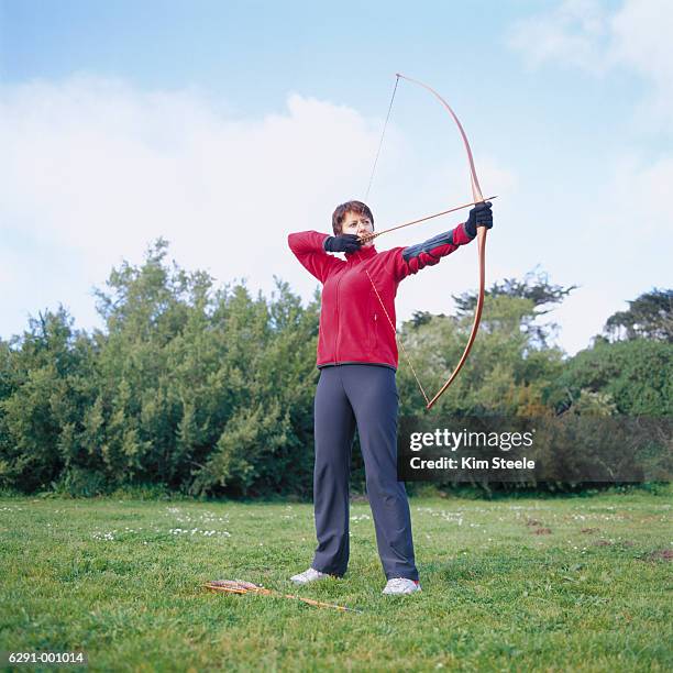 woman with longbow - longbow stock-fotos und bilder