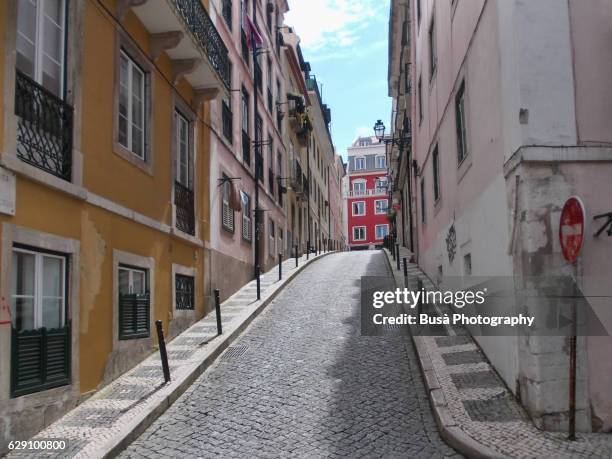 narrow alley inthe historical center of lisbon, portugal - uphill stockfoto's en -beelden