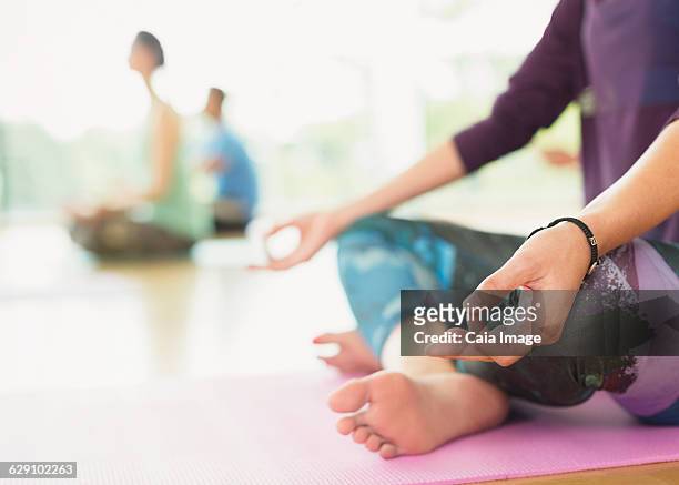 close up woman in lotus position practicing gyan mudra - ギアナ・ムドラー ストックフォトと画像