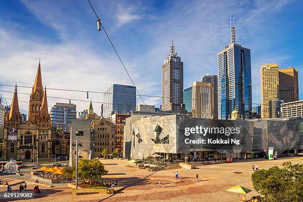 federation square, melbourne - federation square photos et images de collection
