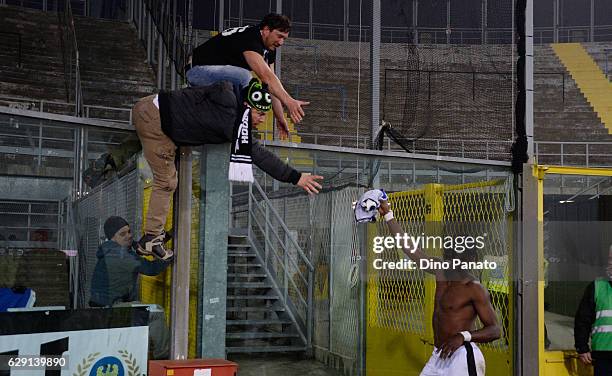 Emmanuel Agyemang Badu of Udinese Calcio celebrates with fans after the Serie A match between Atalanta BC and Udinese Calcio at Stadio Atleti Azzurri...