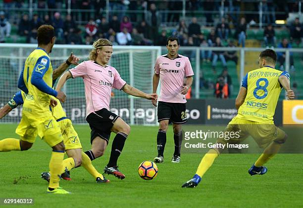 Oscar Hiljemark of Palermo is challenged by Jonathan De Guzman and Ivan Radovanovic of Chievo Verona during the Serie A match between US Citta di...