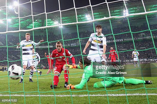 Pablo de Blasis of Mainz scores a disallowed goal past goalkeeper Yann Sommer of Moenchengladbach during the Bundesliga match between Borussia...