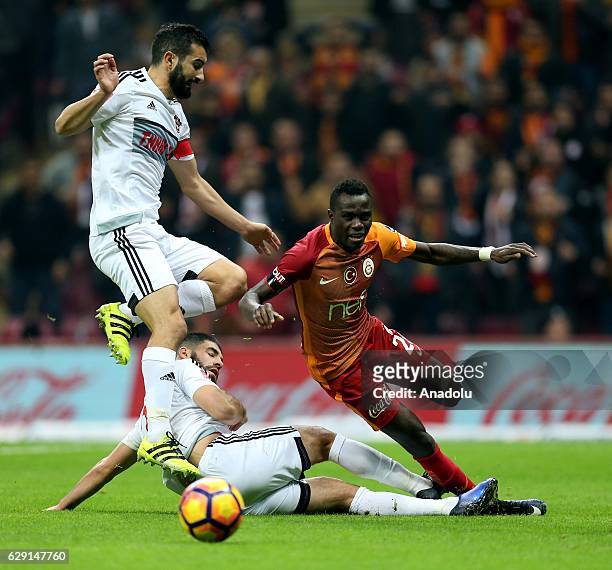 Bruma of Galatasaray in action against Muhamed Ildiz of Gaziantepspor during the Turkish Spor Toto Super Lig football match between Galatasaray and...