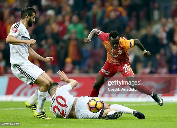 Bruma of Galatasaray in action against Muhamed Ildiz of Gaziantepspor during the Turkish Spor Toto Super Lig football match between Galatasaray and...