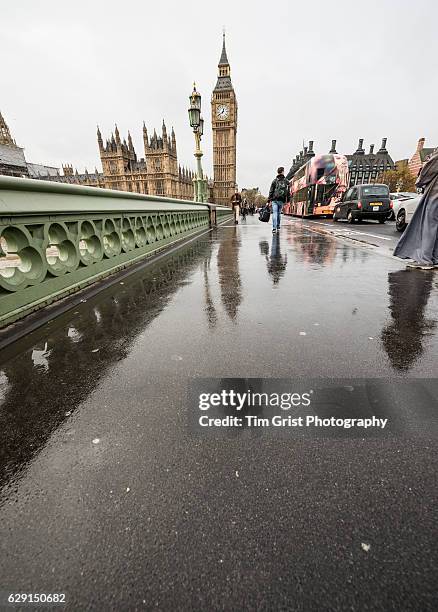 commuters in the rain, westminster bridge, london - puddle reflection stock pictures, royalty-free photos & images