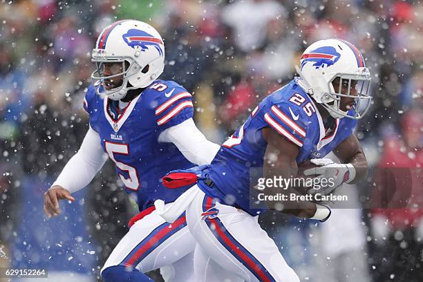 Tyrod Taylor of the Buffalo Bills hands off to LeSean McCoy of the Buffalo Bills against the Pittsburgh Steelers during the first half at New Era...