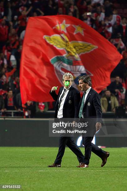 Green laser is seen in the face of the Sporting's head coach Jorge Jesus as he chats with Sporting's President Bruno Carvalho after the Portuguese...