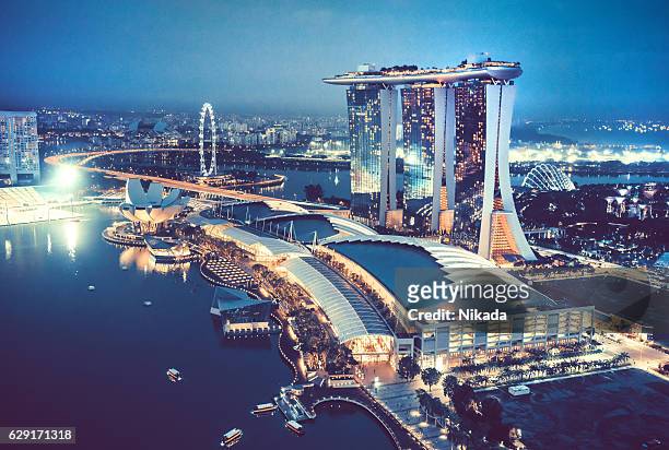 luftaufnahme über singapur mit marina bay sands hotel, singapur - singapore stock-fotos und bilder