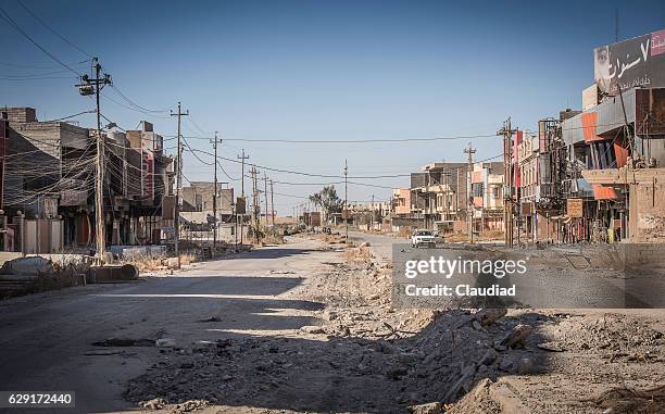 destroyed and abandoned city of qaraqosh, iraq - irak war stockfoto's en -beelden