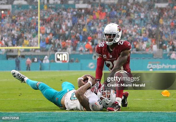 Miami Dolphins wide receiver Kenny Stills catches a pass against Arizona Cardinals cornerback Justin Bethel in the fourth quarter at Hard Rock...