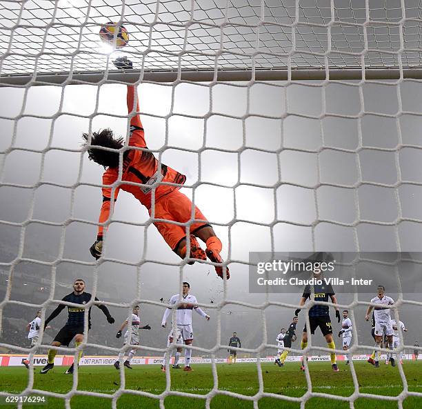 Mattia Perin of Genoa CFC in action during the Serie A match between FC Internazionale and Genoa CFC at Stadio Giuseppe Meazza on December 11, 2016...